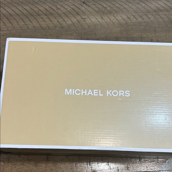 Michael Kors Black Patent Leather kitten heel pumps size 8 - Picture 2 of 11